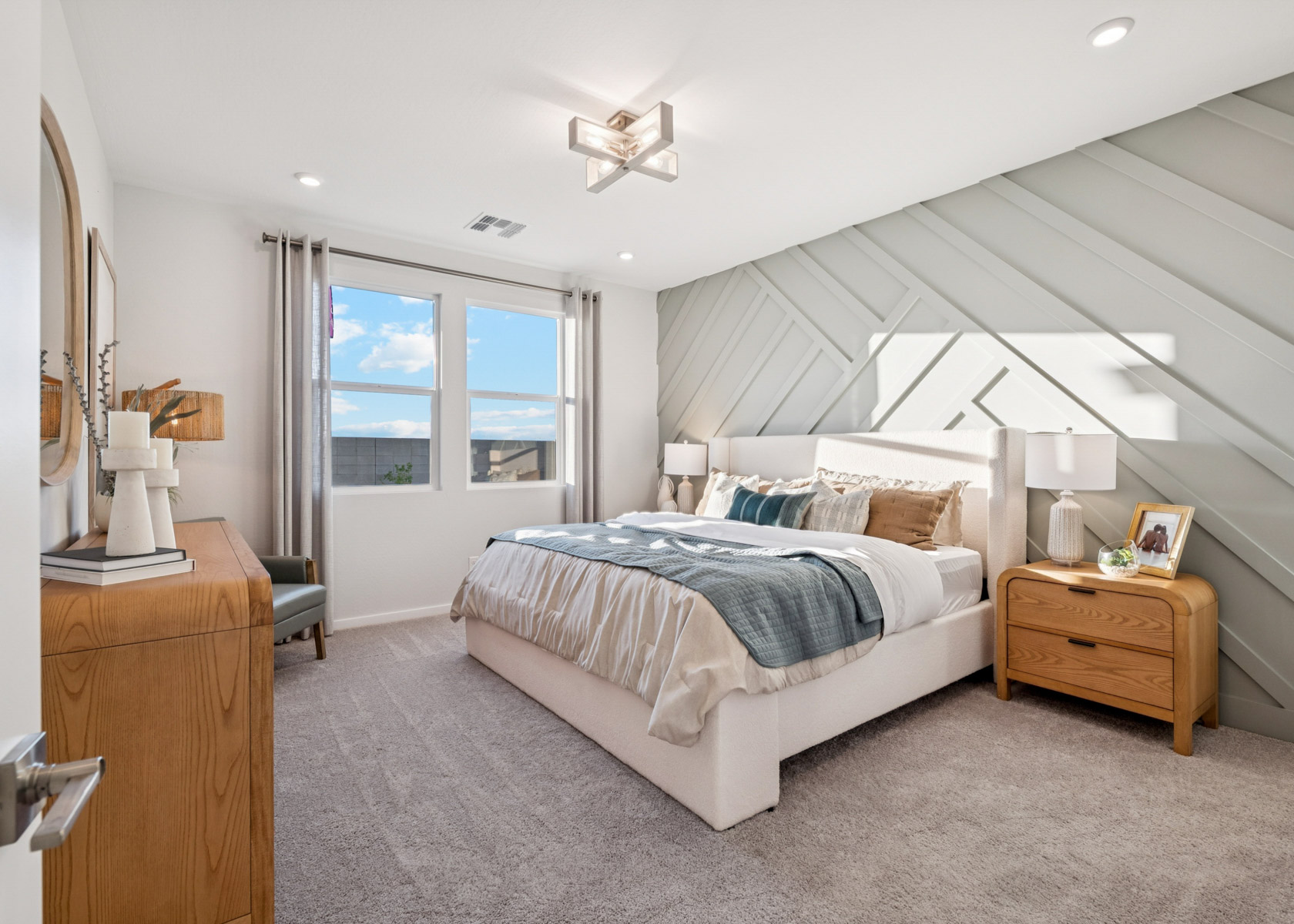 A bedroom with a large bed.