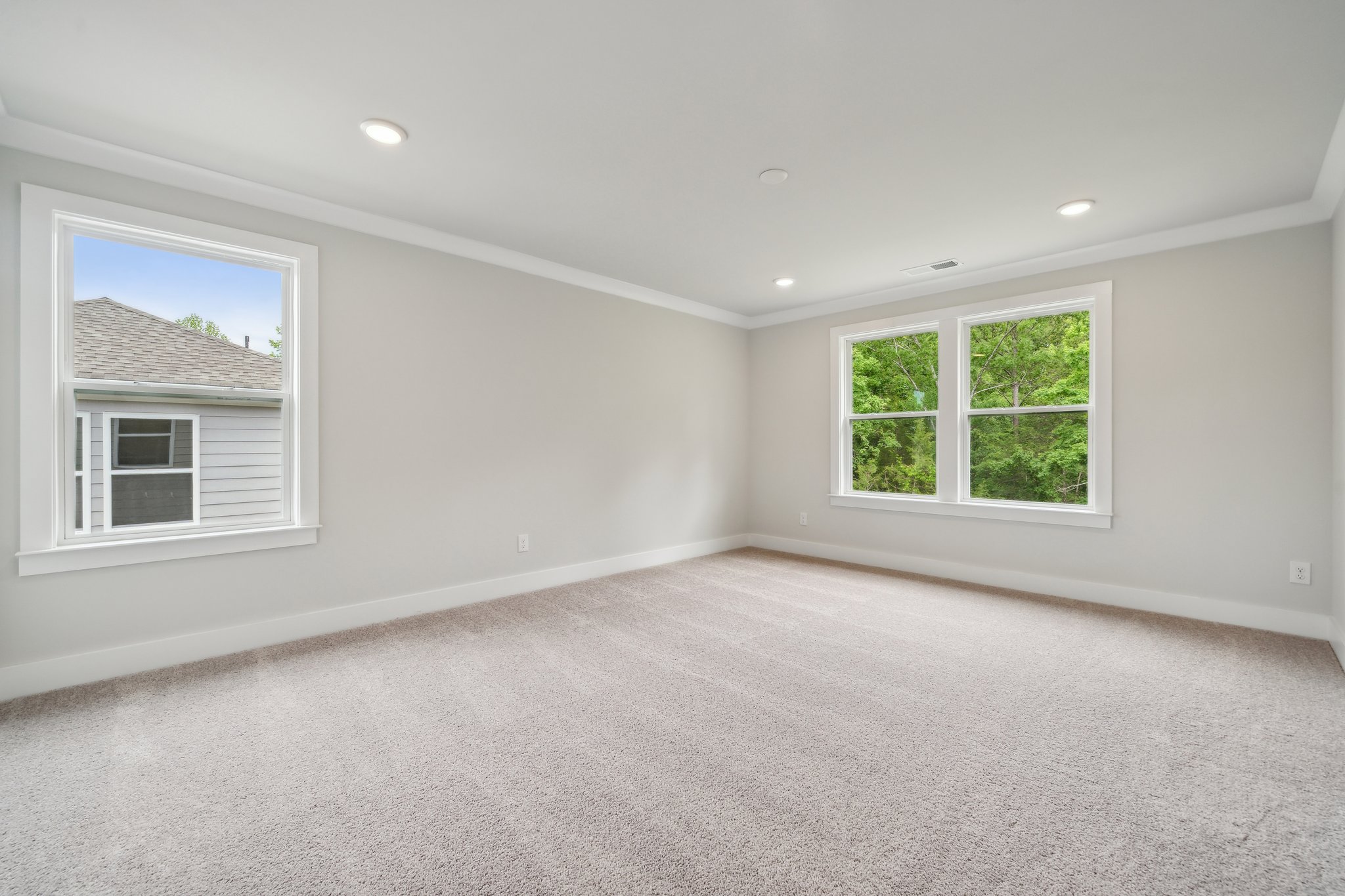 A room with windows and a carpet.